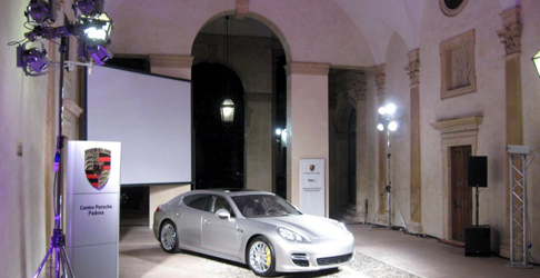 Maxi schermi cinematografici per esposizione auto Porsche