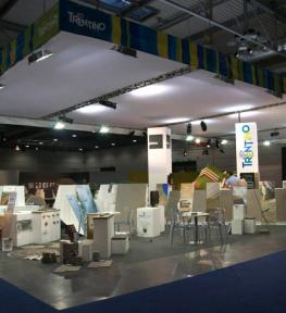 Allestimento stand sospeso modello ring in Qx30 con illuminazione generale con fari da 400 watt