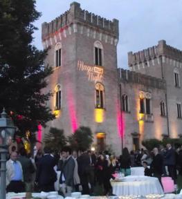 Allestimento illuminotecnico per festa aziendale all'esterno di un castello medioevale