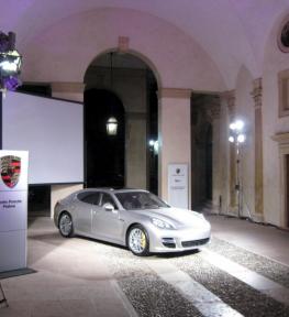 Mega schermo per esposizione Porsche Padova