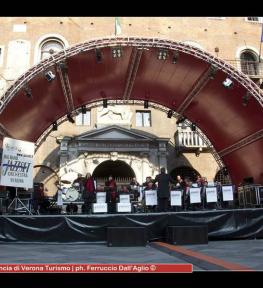 Allestimento copertura per palco modello ovale per manifestazione all'aperto (dimensioni m 13x8)