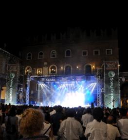 Allestimento palco con copertura per manifestazioni all'aperto