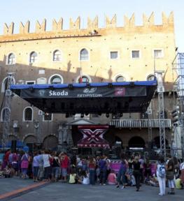 Montaggio copertura per palco per X-Factor