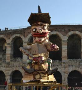 Strutture per evento in piazza Bra a Verona per falò della Befana