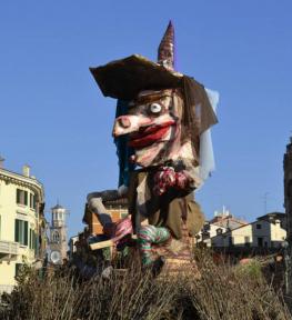 Struttura per falò della Befana evento in centro storico  a Verona