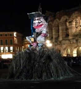 Montaggio struttura per brusar la vécia a Verona in piazza Bra