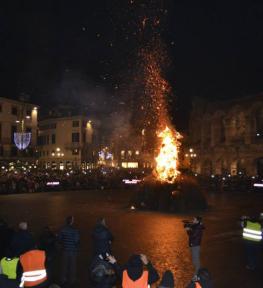 Struttura per evento a Verona centro storico falò della Befana