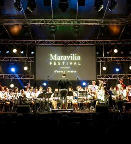 Service luci audio e video per festa in paese con allestimento struttura per orchestra