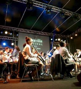 Effetti luci e amplificazione audio per concerto orchestra su alco con copertura