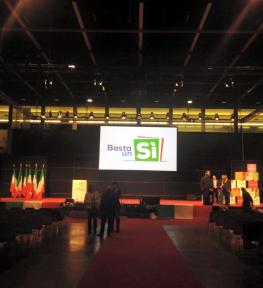 Allestimento convention con service luci, audio e video con maxi schermo in fiera a Padova