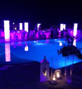 Illuminazione esterna di giardino con piscina per matrimonio
