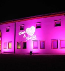 Effetti speciali luminosi con cambio colore per matrimonio con nomi sposi proiezione murale