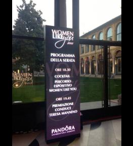 Installazione schermo led per evento Pandora Women like you