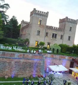 Allestimento luci per matrimonio in estate al Castello di Bevilacqua